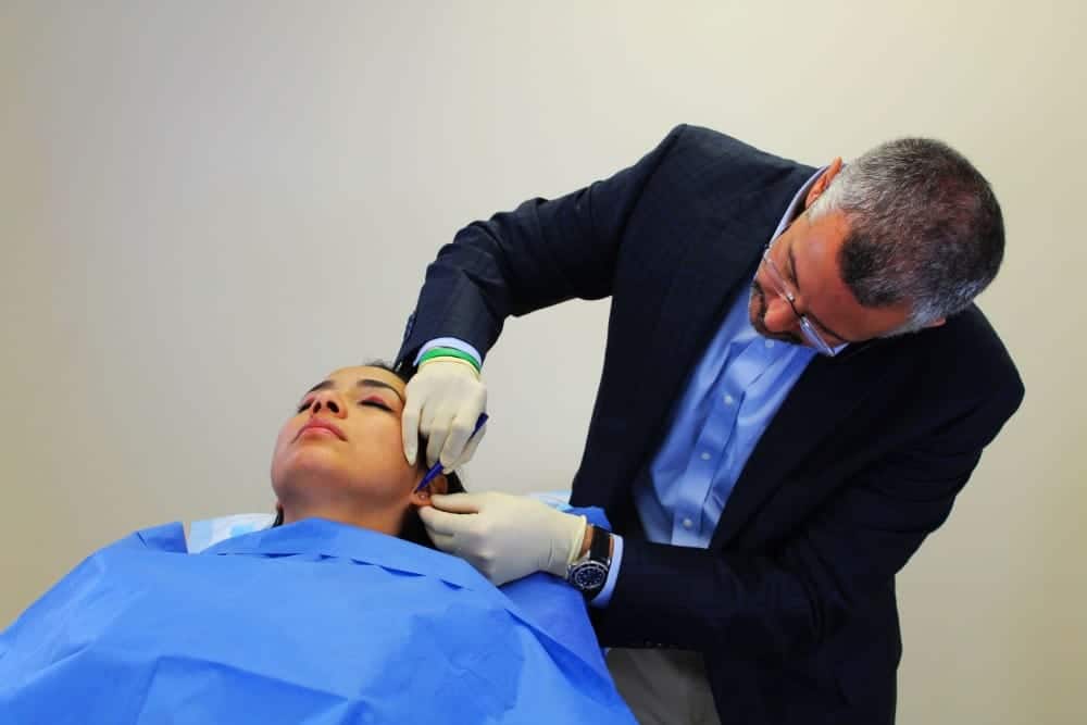 Dr. Lindsey talks with another long term cosmetic patient in Washington about her facelift